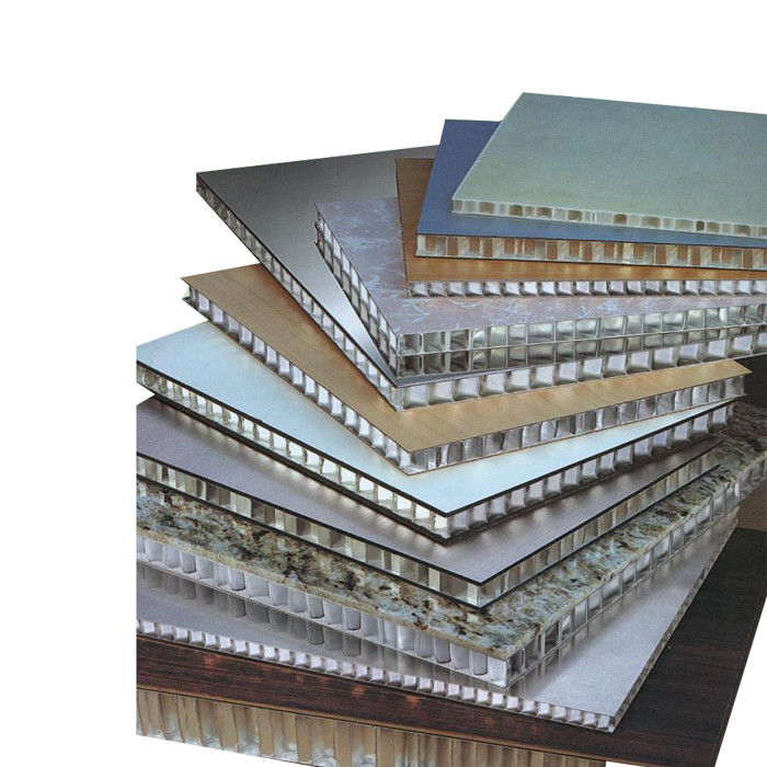 O núcleo de favo de mel do comprimento 4000mm perfurou as folhas de alumínio do teto dos painéis de teto